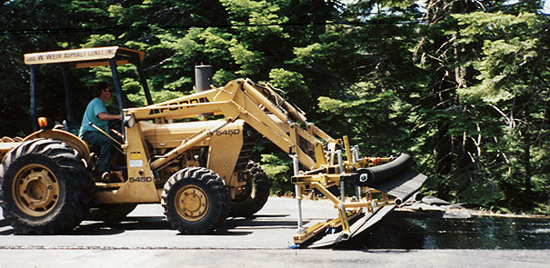 Grizzly 600T telescoping paving fabric installation machine